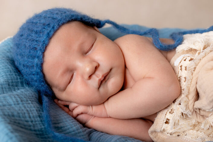 czapeczka do sesji noworodkowej, usteczka noworodka, małe rączki i buźka, mały nosek i usteczka, śpiący noworodek na sesji, sesja noworodkowa w studiu chłopca